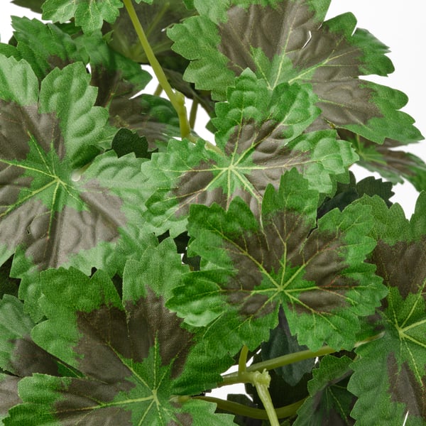 Unha planta artificial FEJKA de Geranium phaenum para interior/exterior