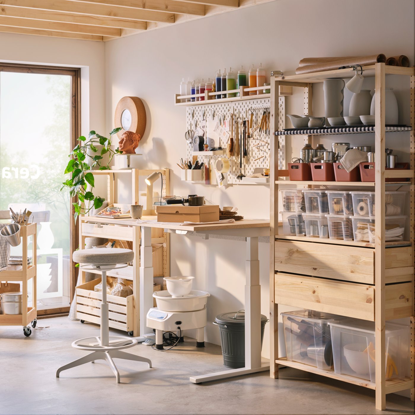 L'arrière-boutique d'un magasin dotée d'un espace de rangement et d'un poste de travail bien organisés, comprenant une étagère IVAR, un bureau MITTZON et un porte-épices BEKVÄM.
