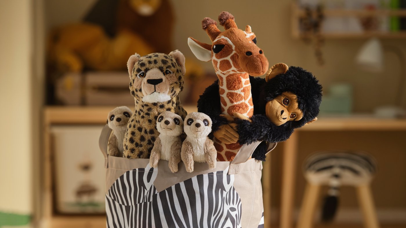 SANDLÖPARE soft toys in a fabric basket, with a cozy children’s room in background