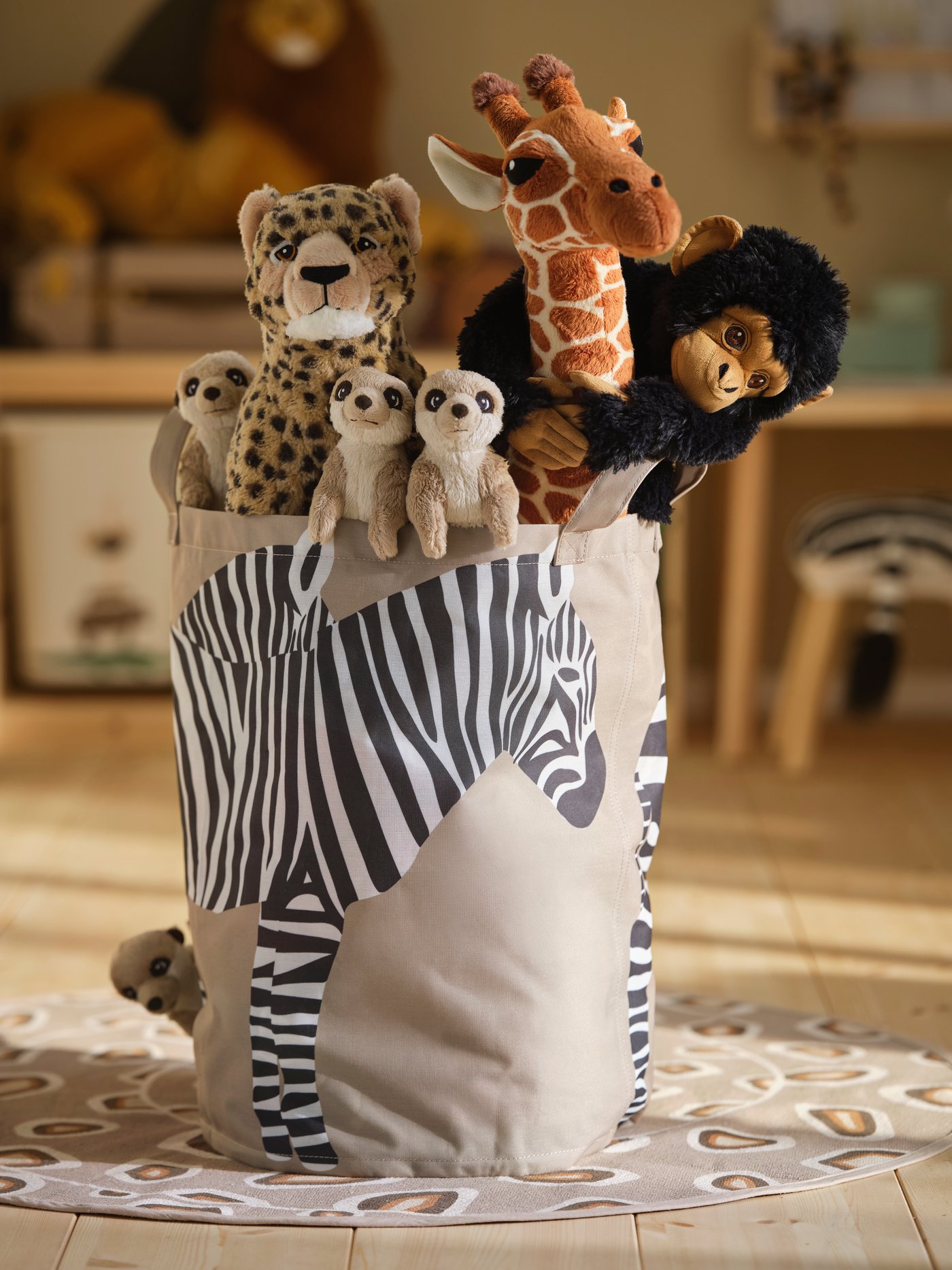 Peluches SANDLÖPARE num cesto