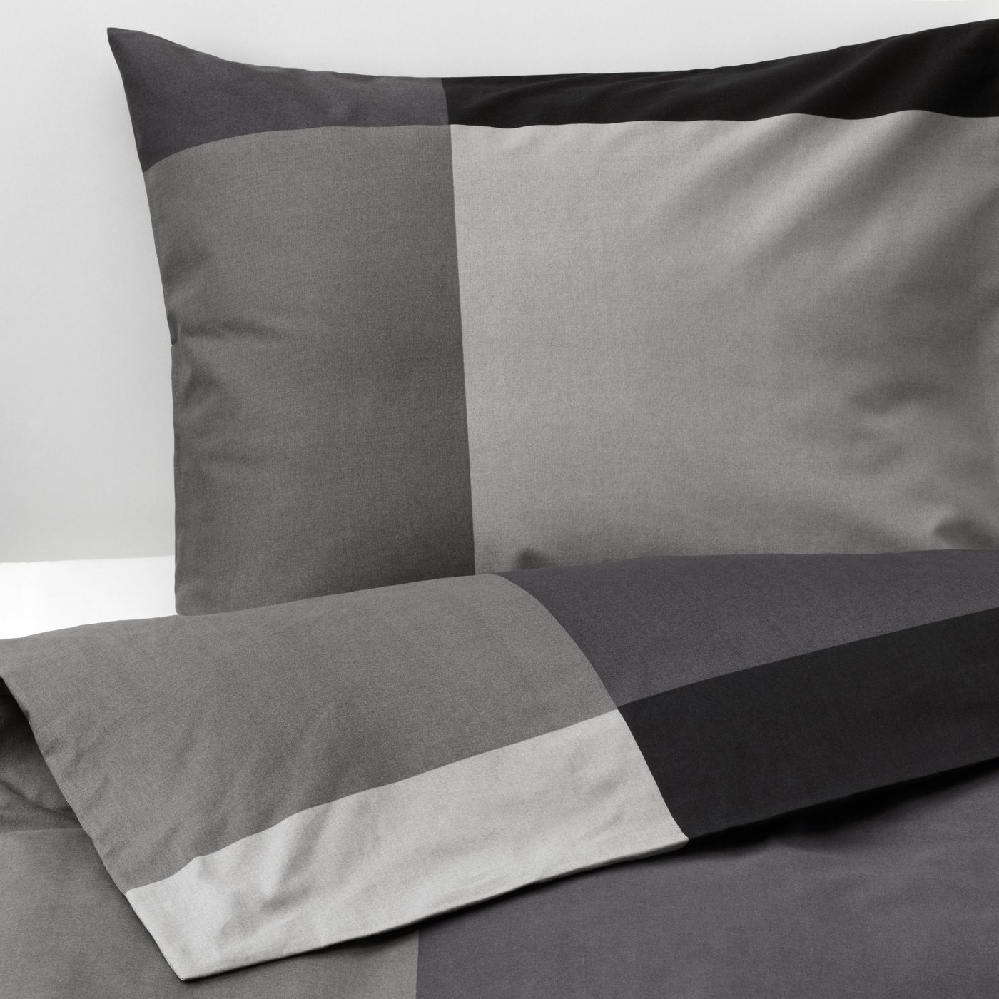 A black BRUNKRISSLA duvet cover and 2 pillowcases