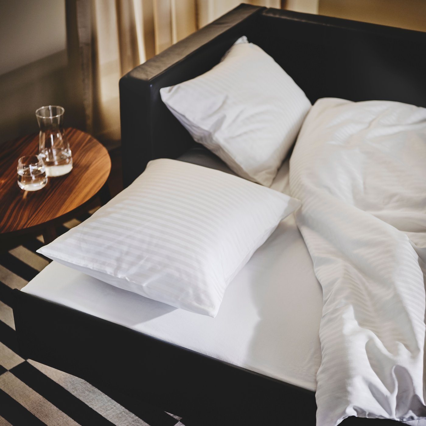 Bela prevleka za odejo in vzglavnik NATTJASMIN na raztegljivi postelji