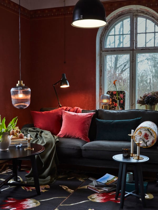 Ein Wohnzimmer mit Beleuchtung bestehend aus Decken-, Hänge-, Stand- und Tischleuchte