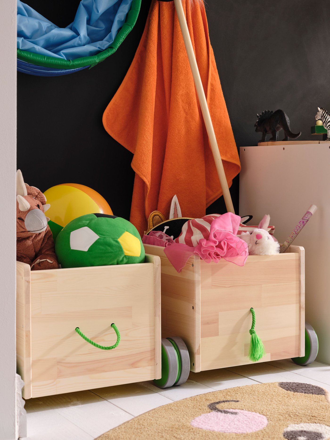 Leksaker ligger i två FLISAT förvaringslådor.