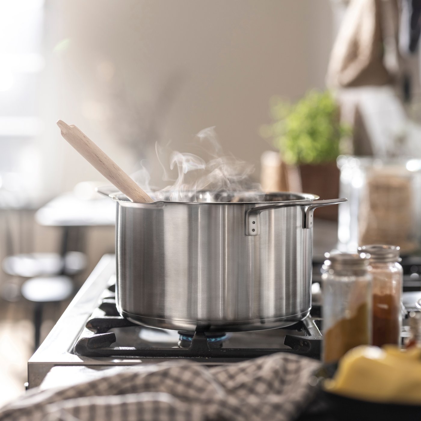 A stainless steel/glass HEMKOMST pot with lid