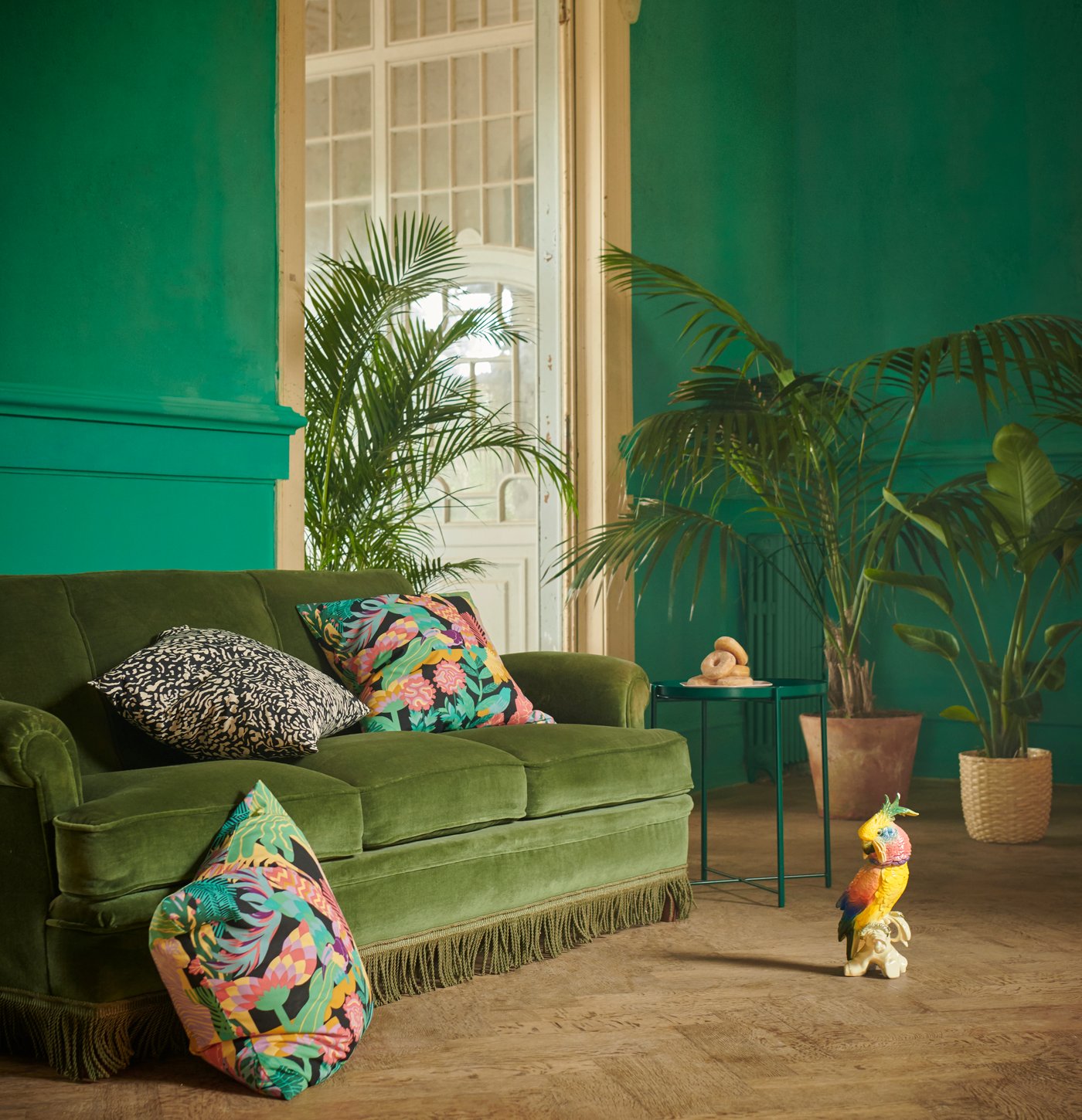 KAFFEBÖNA banbuzko loreontzi bat dago egongelan