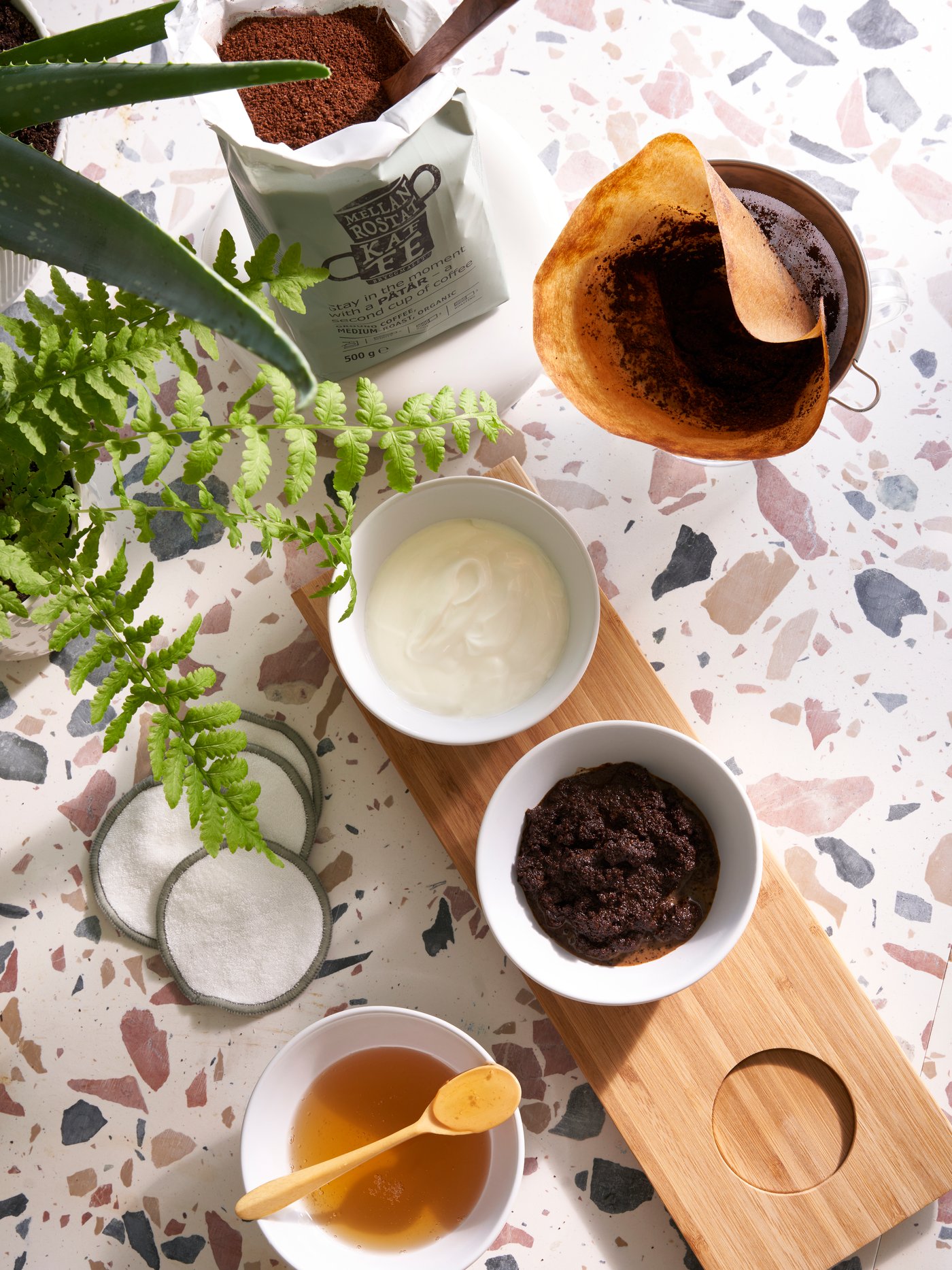 Drei kleine Schalen gefüllt mit verschiedenen Gesichtsmasken-Zutaten mit ÅKERRÄTTIKA Wiederverwendbaren Reinigungspads daneben