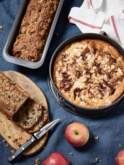 A grey HEMMABAK springform pan in the kitchen