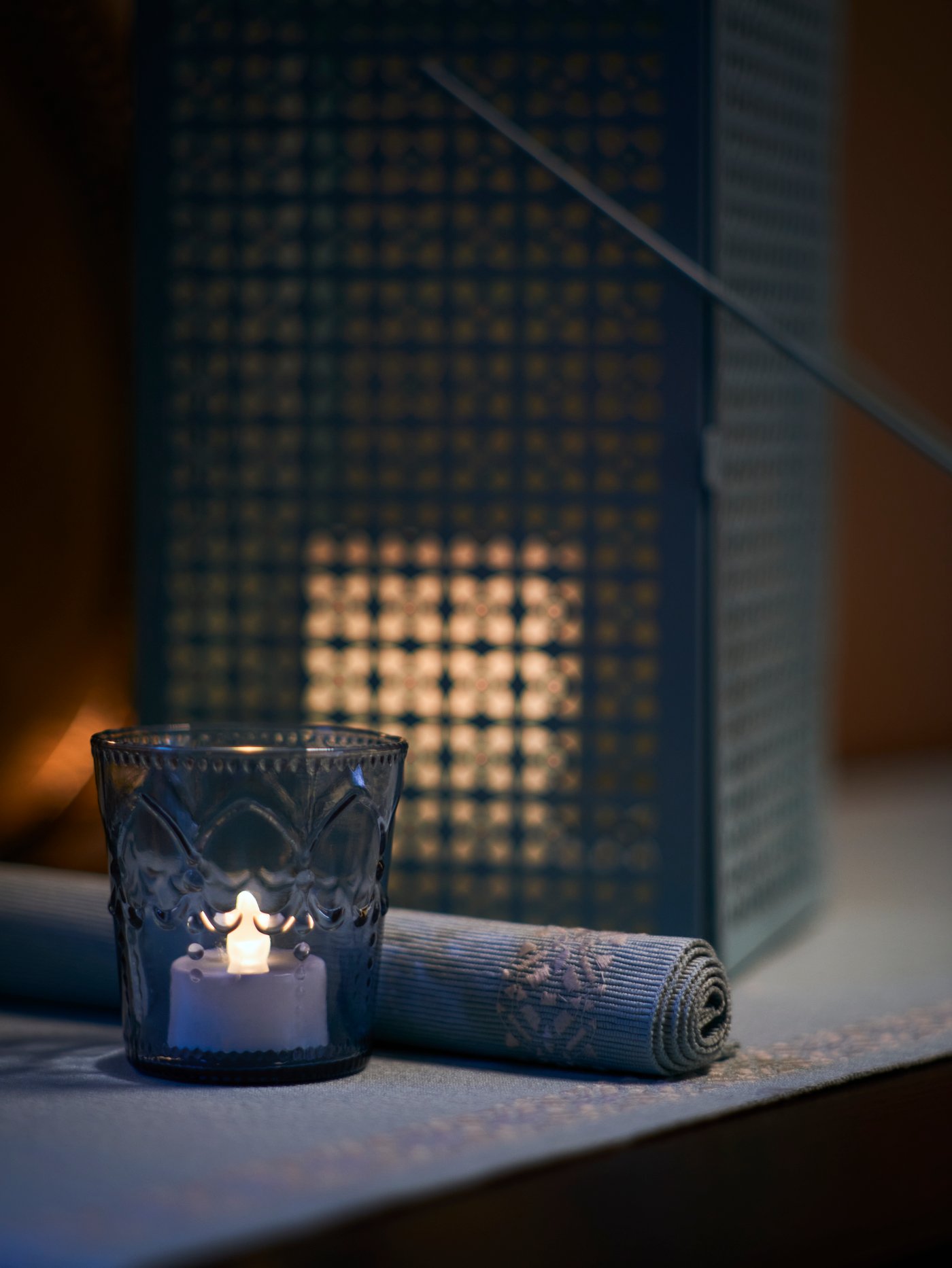 Satu set tiga hiasan gantung GOKVÄLLÅ berkilauan dalam cahaya petang.