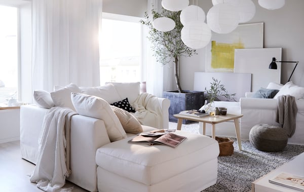 Salón en tonos blancos con el sofá GRÖNLID como pieza central. Mesa de centro LISABO y chaiselonge GRÖNLID