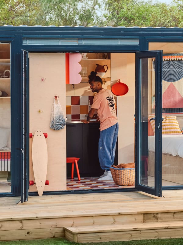 Video eines Mannes, der ein Tiny House zeigt, das mit Produkten aus der OMMJÄNGE Kollektion eingerichtet ist.