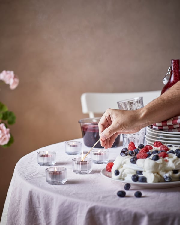 A Berries/red STÖRTSKÖN scented tealight