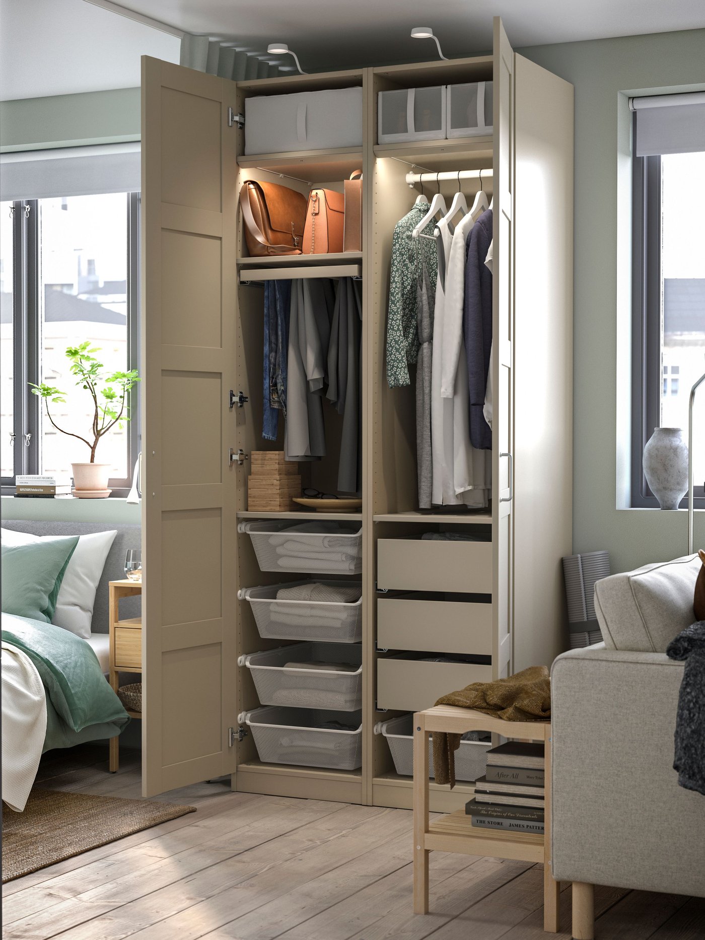 Ein grau-beiger PAX Kleiderschrank mit geöffneten Türen.