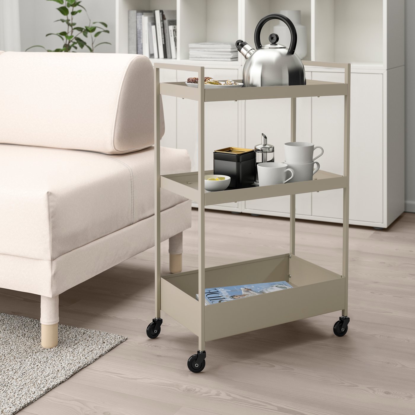 Et beige NISSAFORS rullebord i en stue.