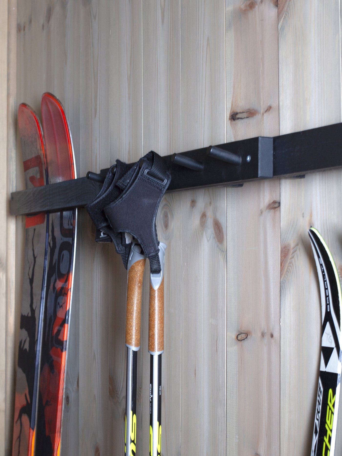 En knaggrekke holder skiene oppe.