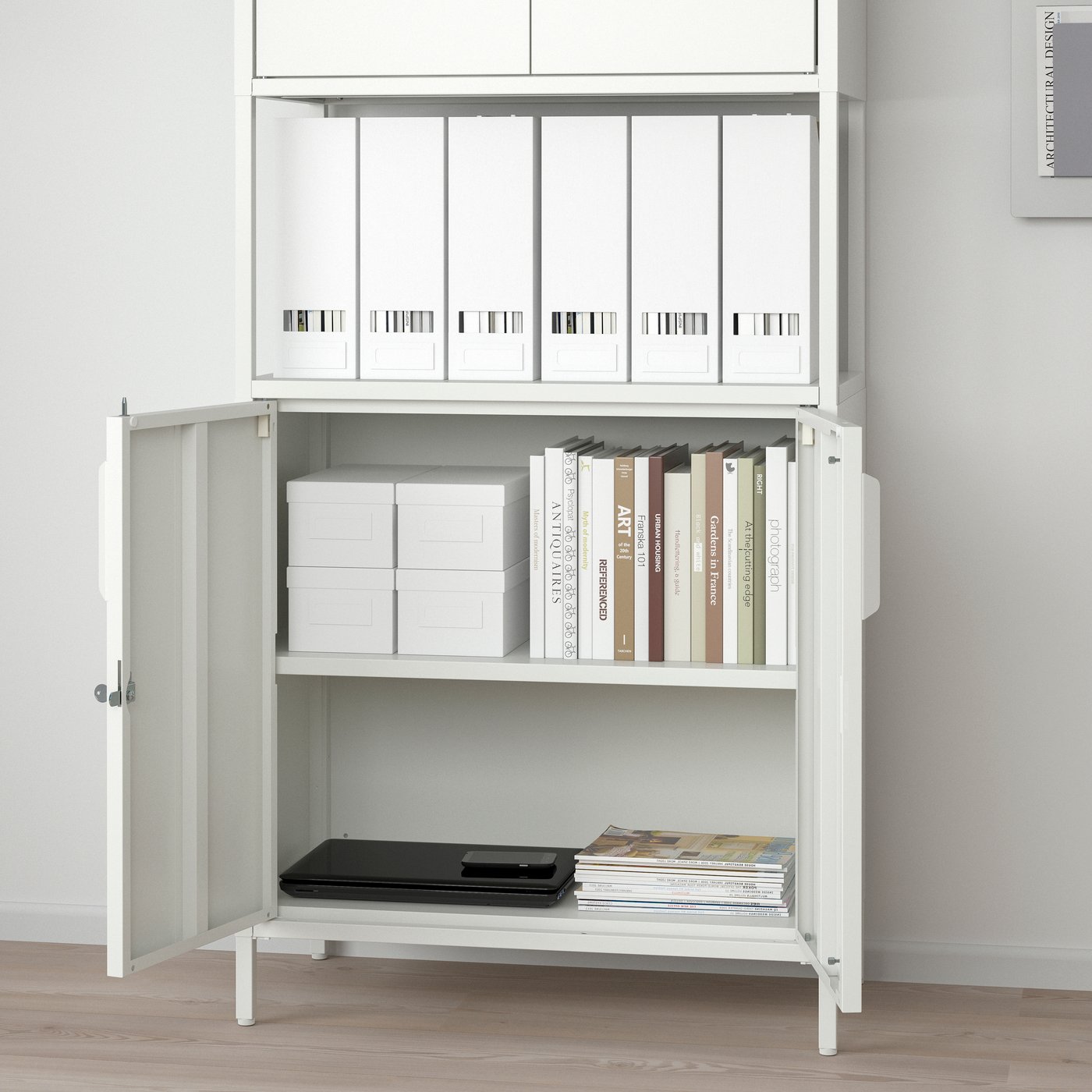 Une armoire TROTTEN blanche avec des portes.