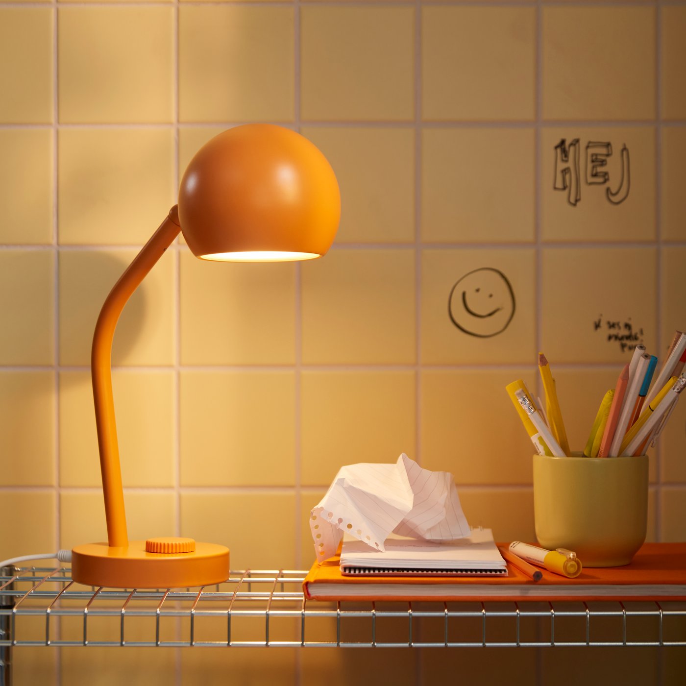 En dimbar/orange KORVSNÖRE LED-skrivbordslampa i matsalen.