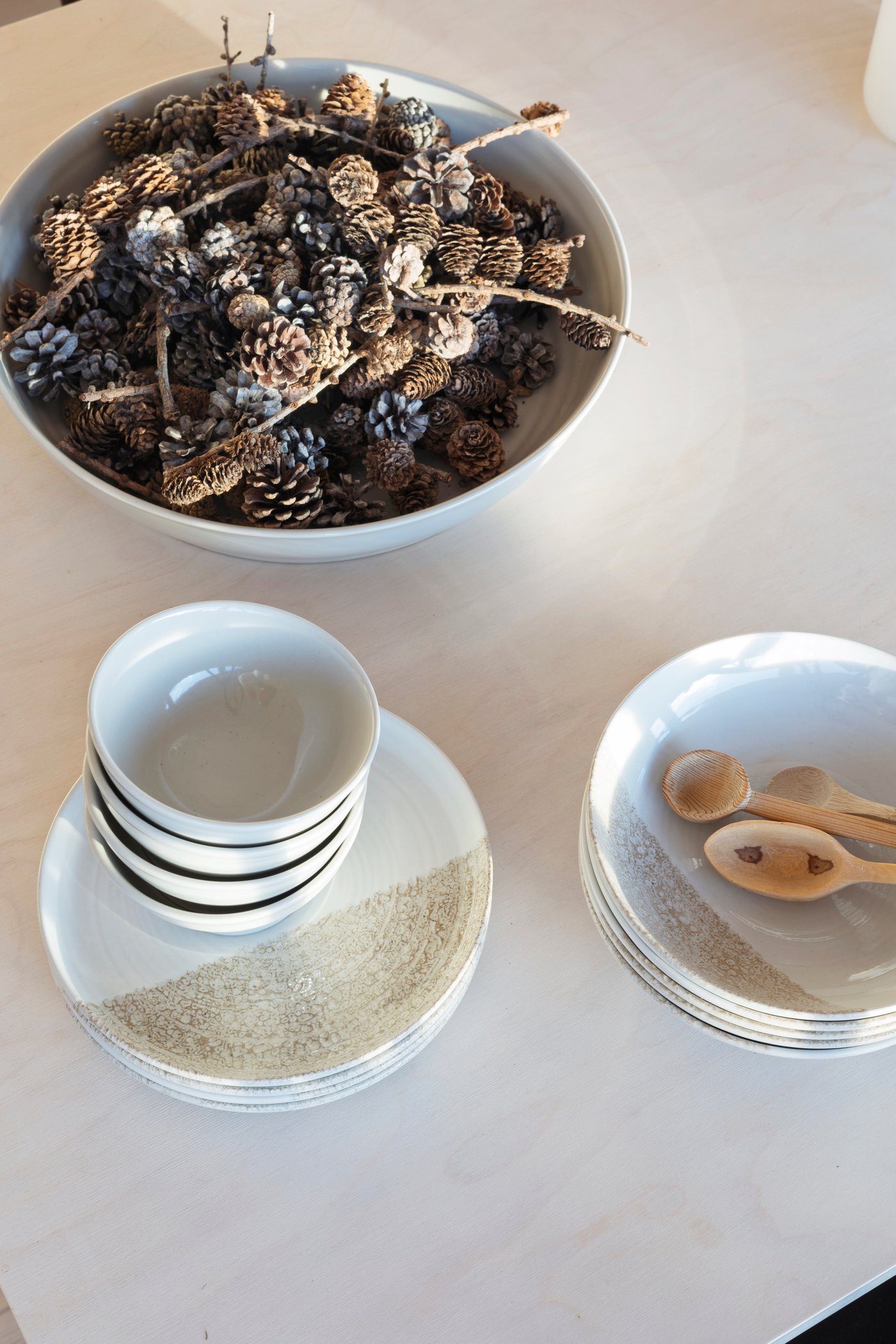 A light grey-beige SANDSKÄDDA bowl