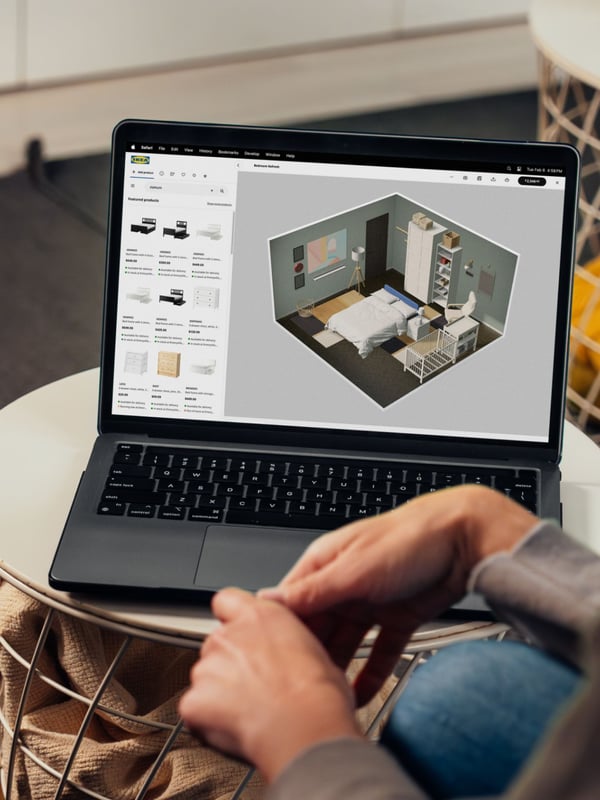 Računalnik in na njem jasno vidna uporaba orodij za načrtovanje podjetja IKEA