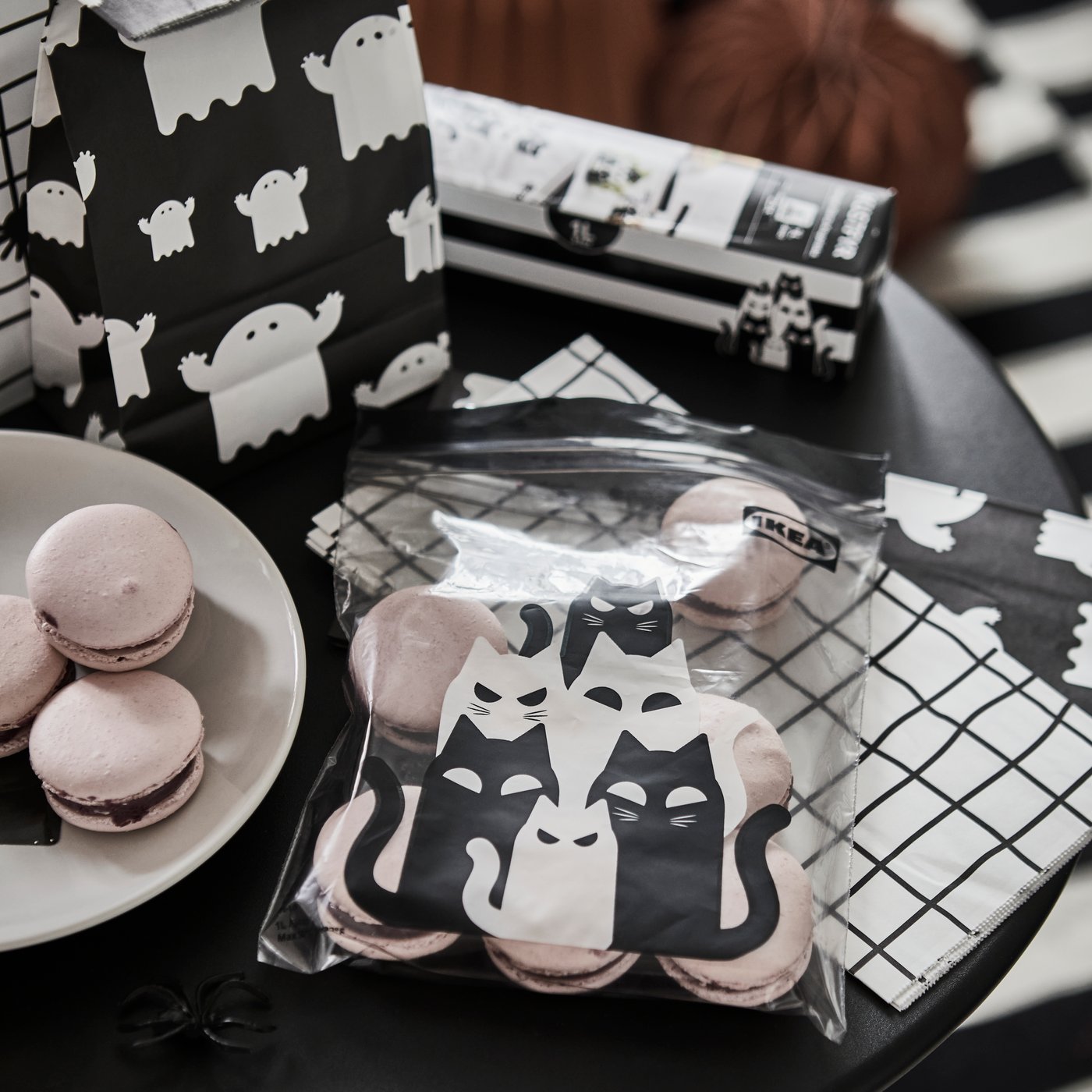 A mixed patterns white/black KUSTFYR paper bag