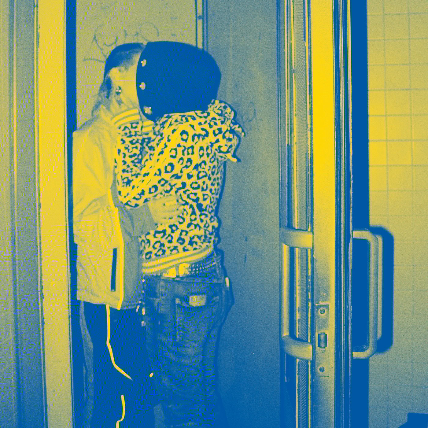 Due persone che si tengono strette mentre si baciano in ascensore.