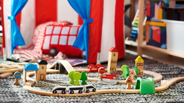Un juego de tren LILLABO de 45 piezas con riel