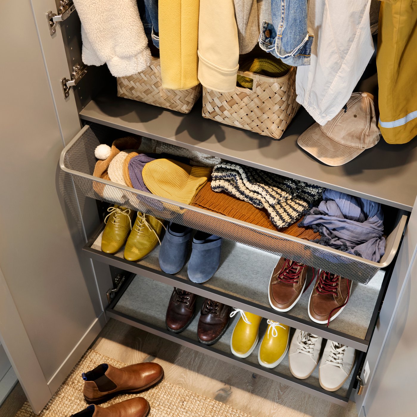Närbild av den nedre delen av PAX GULLABERG garderoben med en hylla, en utdragbar nätkorg och skohyllor.