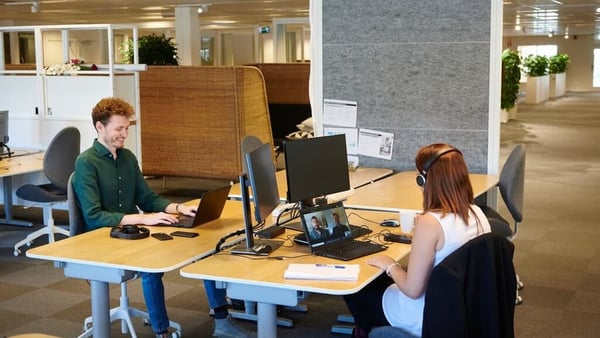 Deux collaborateur IKEA qui travaillent l