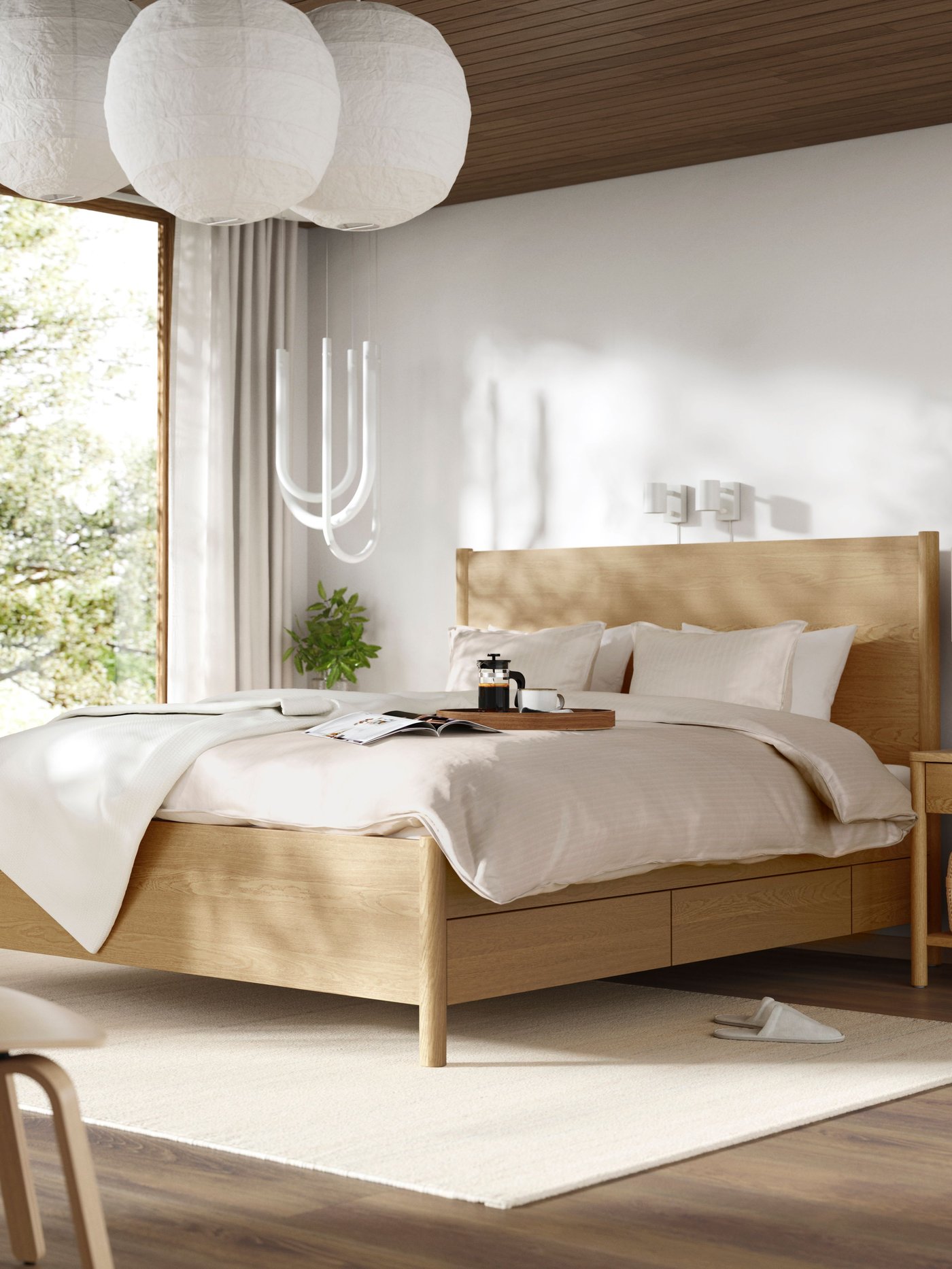 Een TONSTAD houten bedframe in een Japandi-slaapkamer.