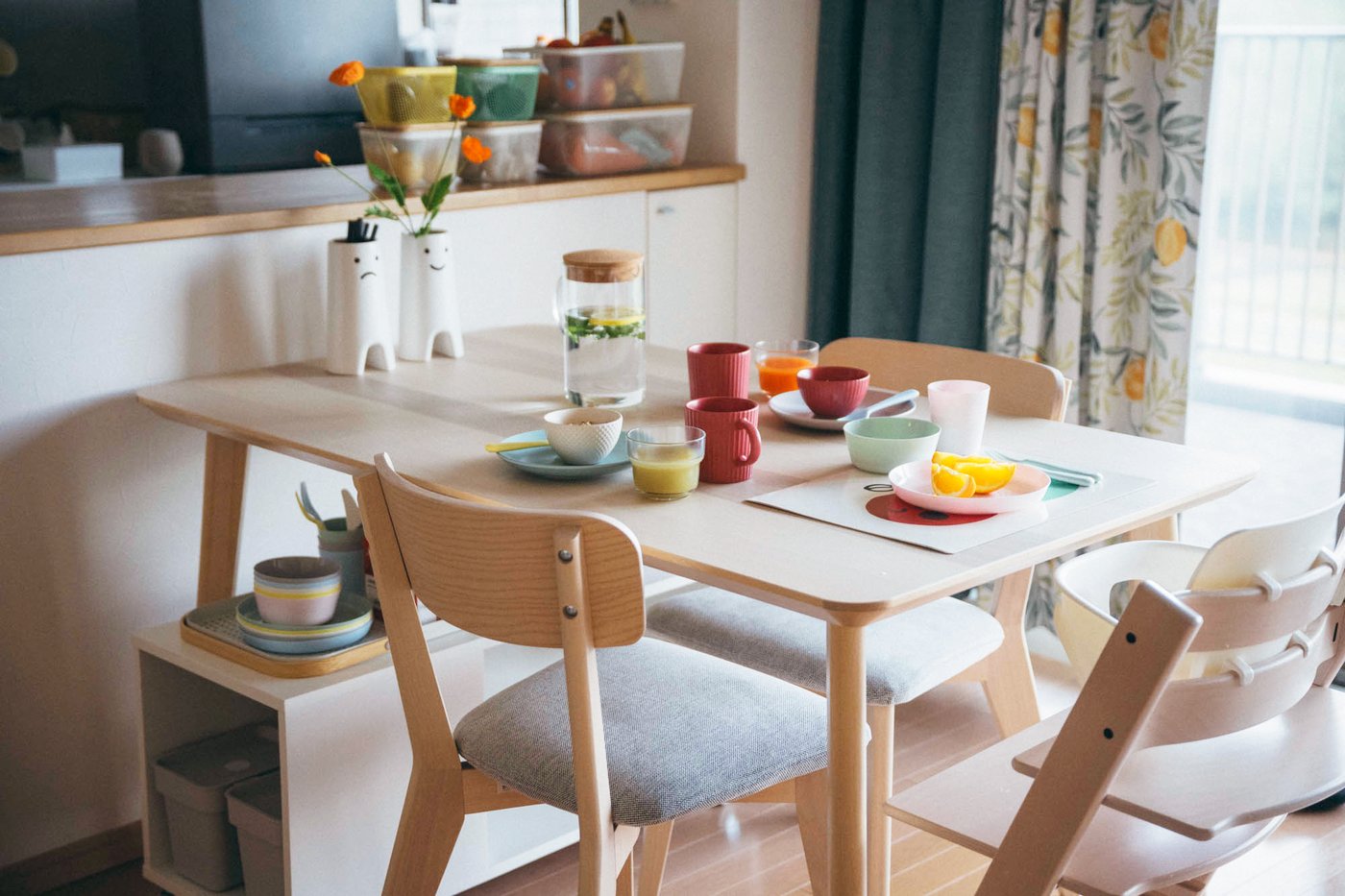 KALAS/カラースのプレートやボウルが並ぶ食卓