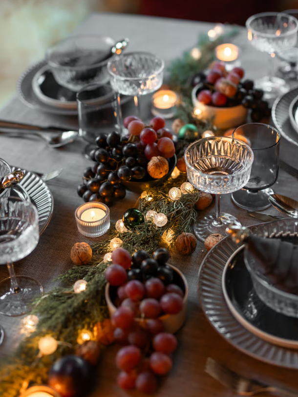 Weihnachtlich gedeckter Tisch Gläser, Teller und Früchten