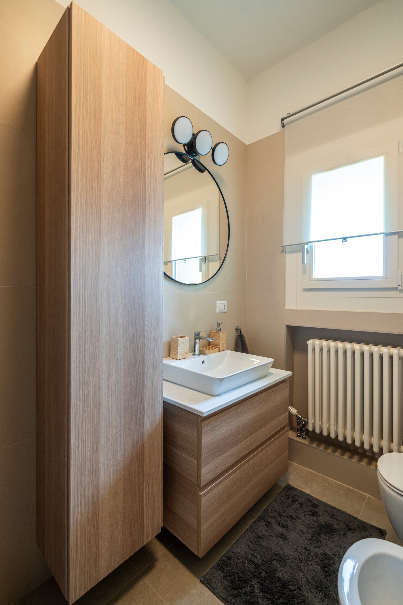 Composizione con mobile per lavabo con cassetti e mobile alto con anta, effetto rovere ÄNGSJÖN.