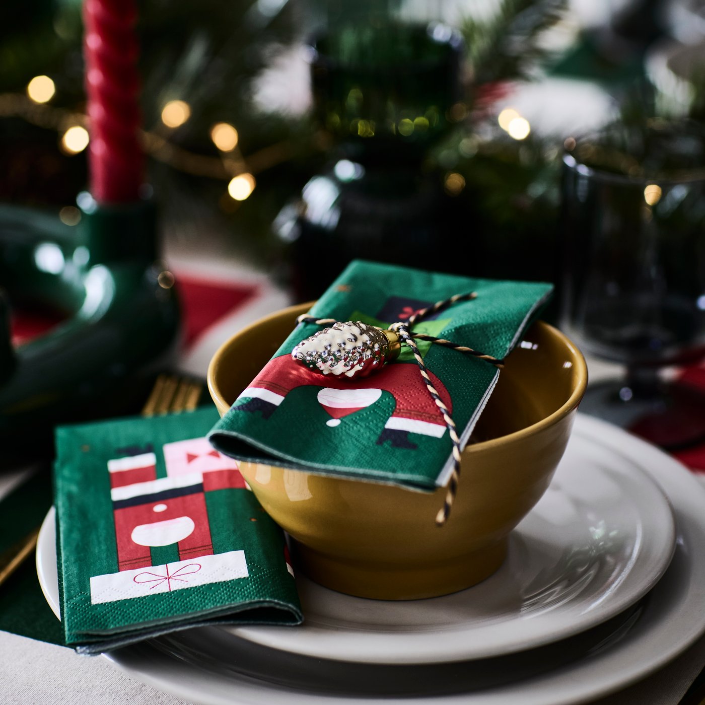 A Santa Claus pattern green VINTERFINT paper napkin