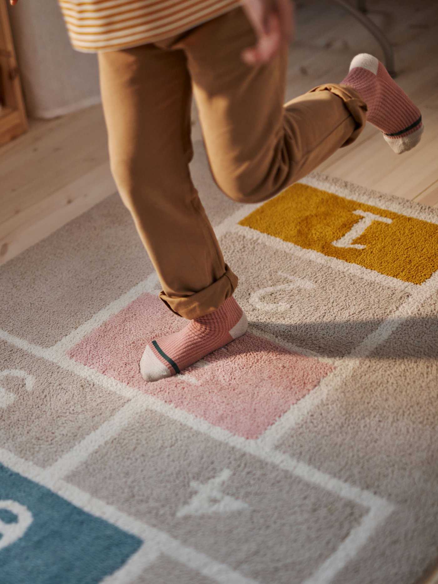 A beige STÄPPSPARV rug in the NA