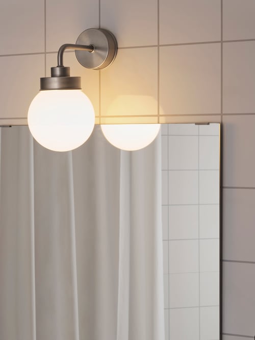 Baie dotată cu o lampă de perete gri din aluminiu și oțel inoxidabil, cu o umbră din sticlă.