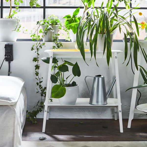 Soporte para plantas blanca ALPVIDE con plantas y regaderas.