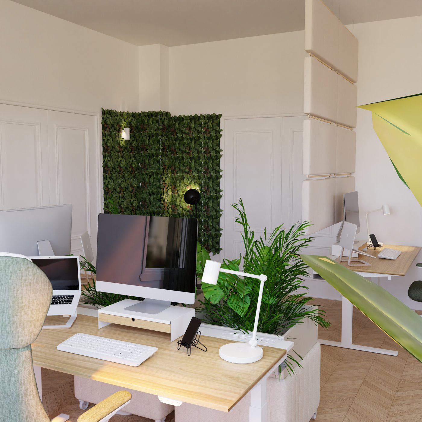 Helles, modernes Büro mit ergonomischen Arbeitsplätzen, PCs, Laptops, vielen Grünpflanzen und einer grünen Pflanzenwand.