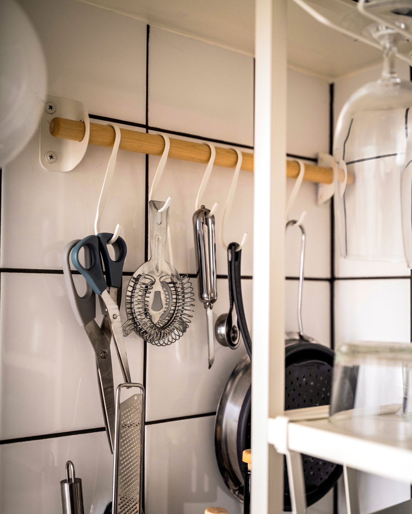 En vit NEREBY S-krok