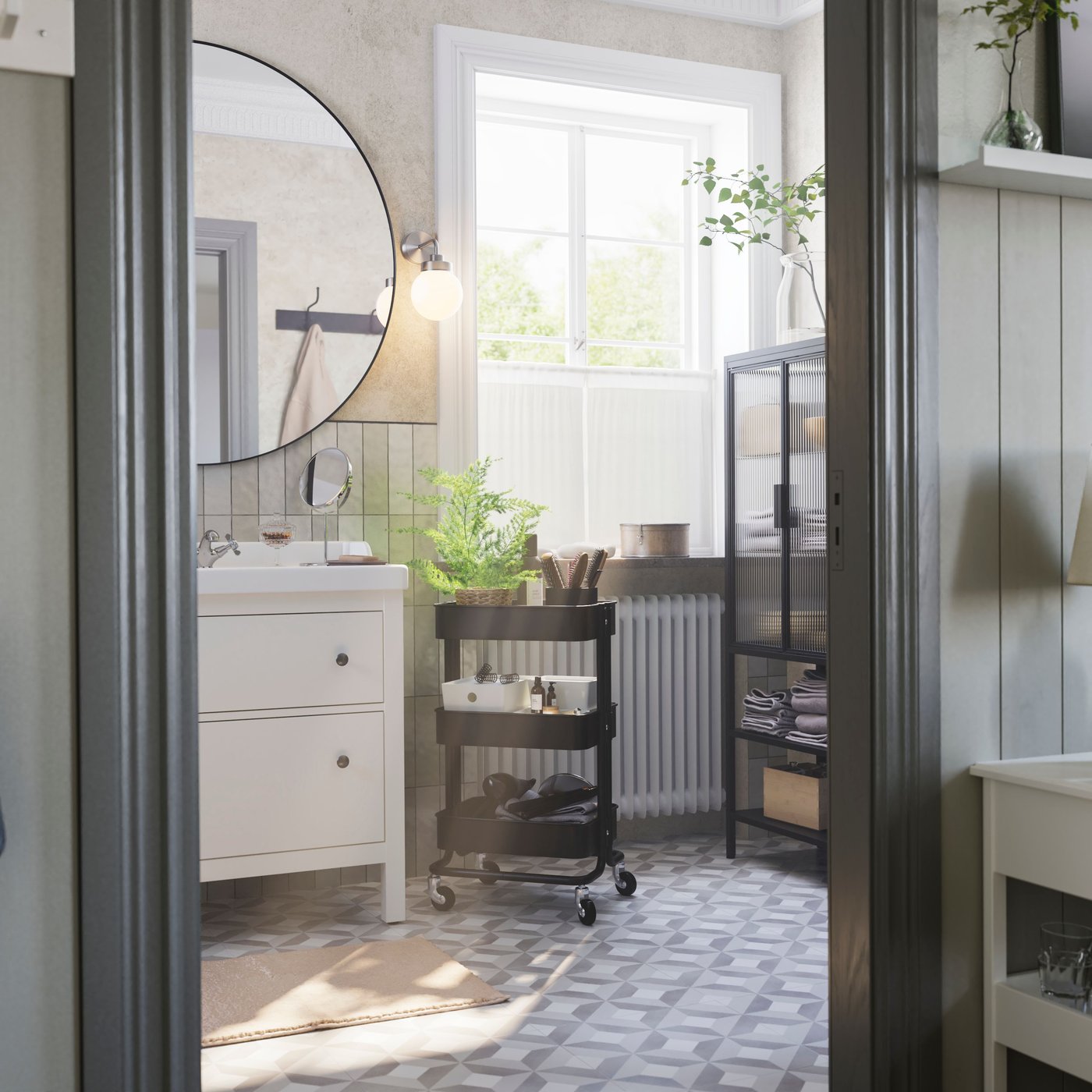 Eine Wandleuchte FRIHULT in Edelstahlfarbe