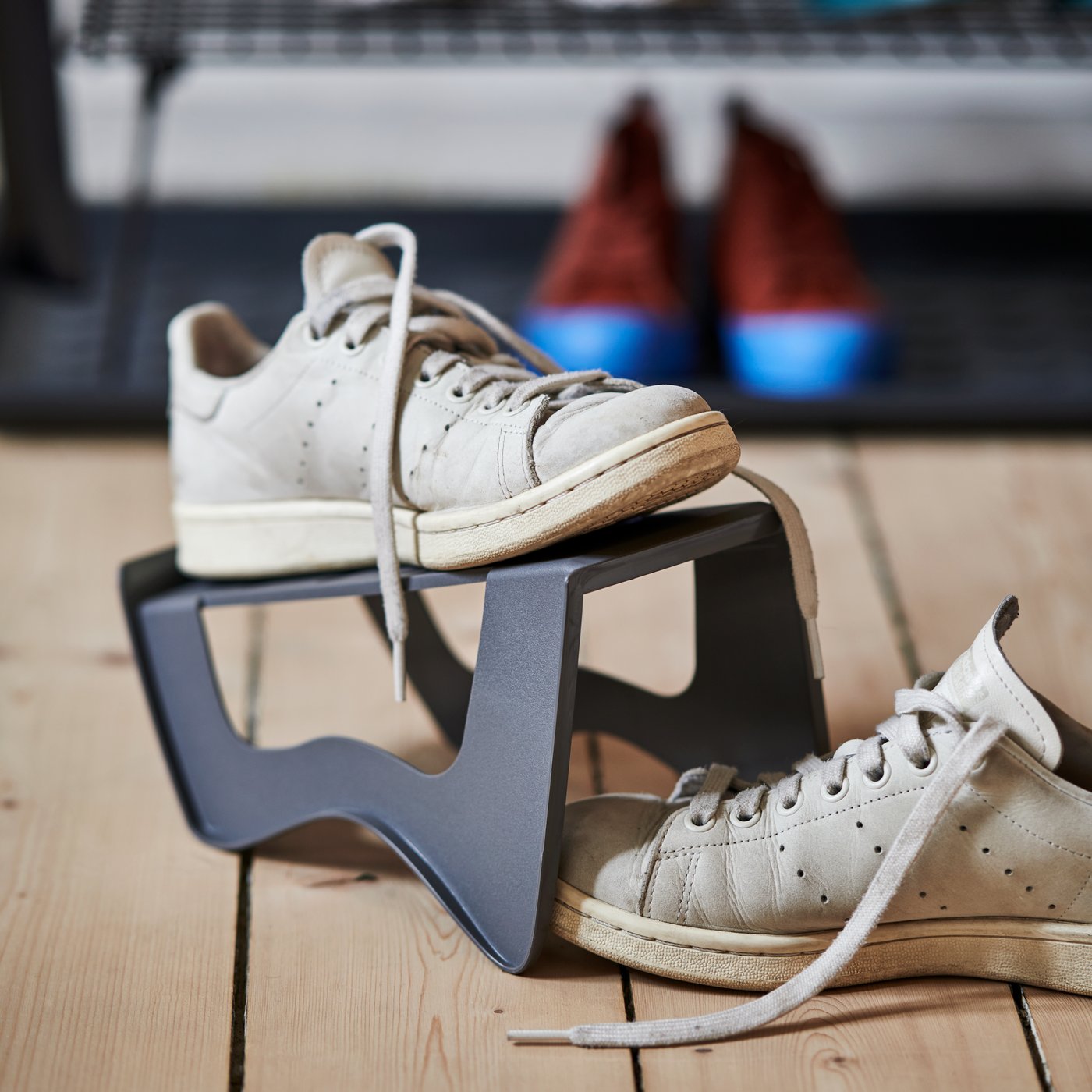 A grey MURVEL shoe organiser in the hallway