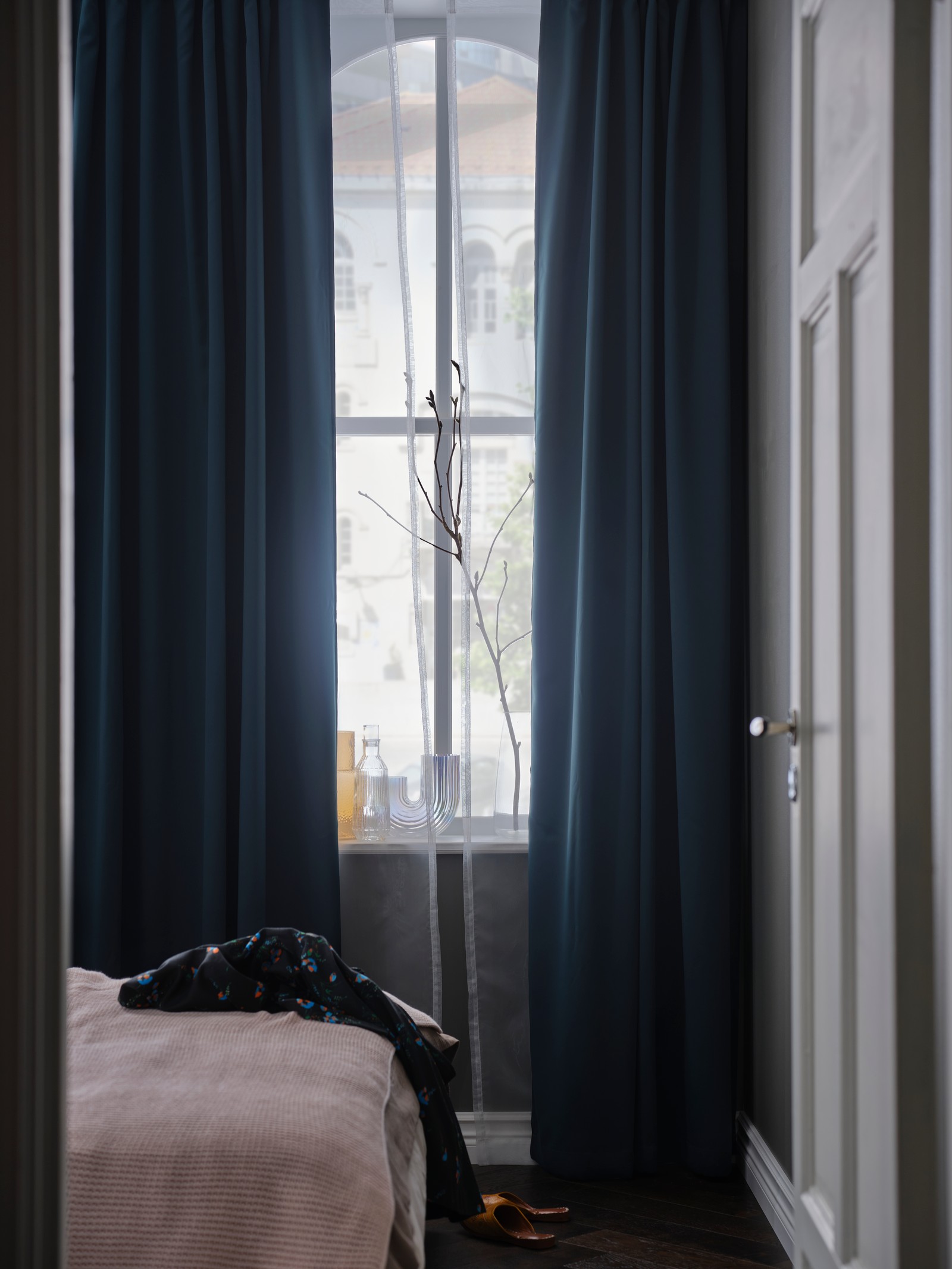 Tips and ideas for better bedroom curtains - IKEA US