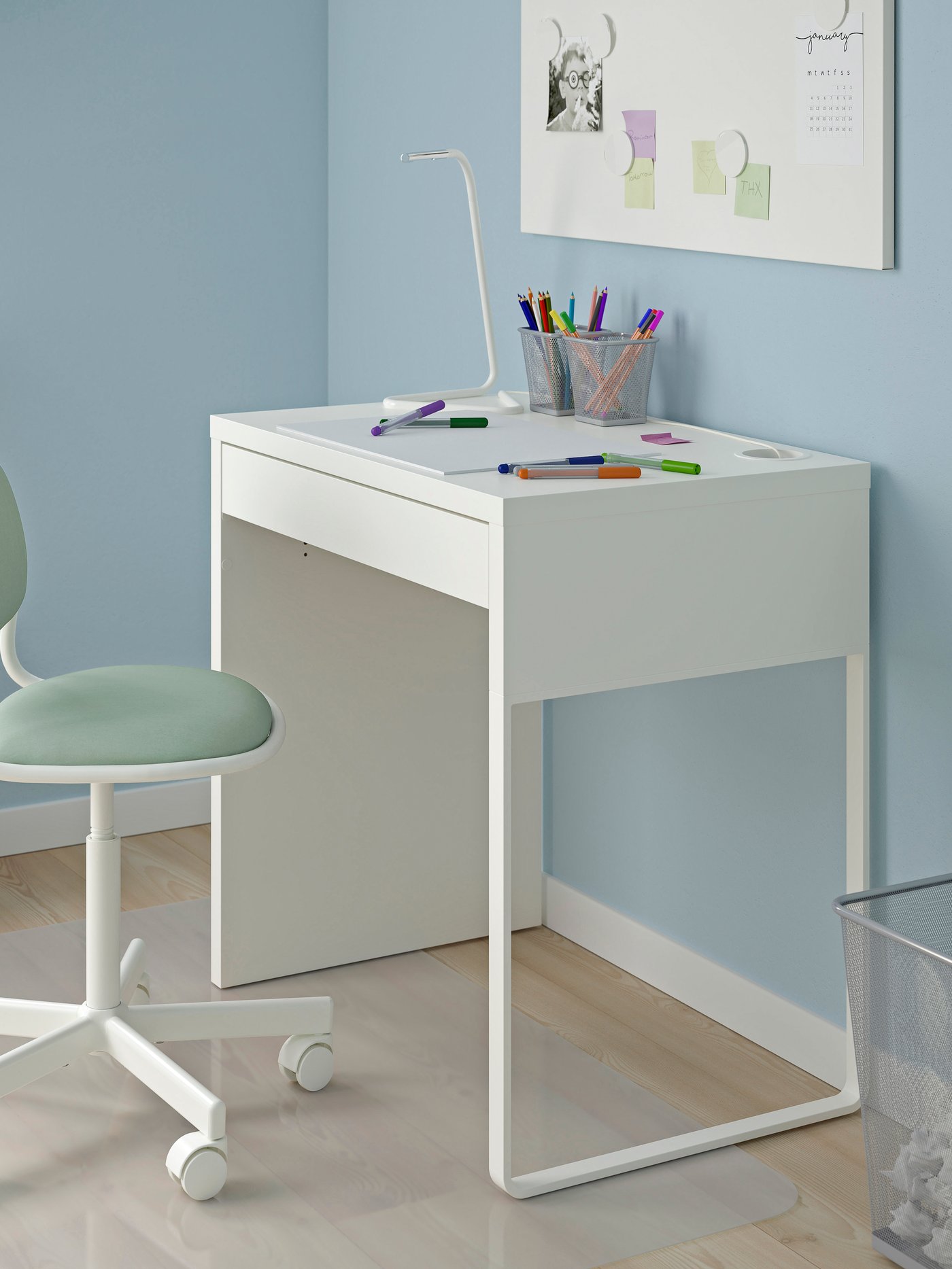 A white/light green MICKE/ÖRFJÄLL desk and chair