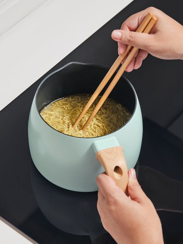 A non-stick coating/green MANGOFISK saucepan with lid