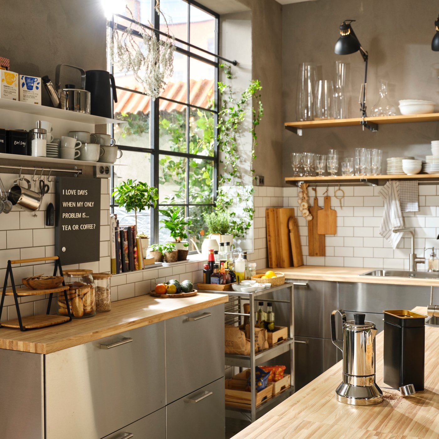 Ett VÅRSTA kök i rostfritt stål.