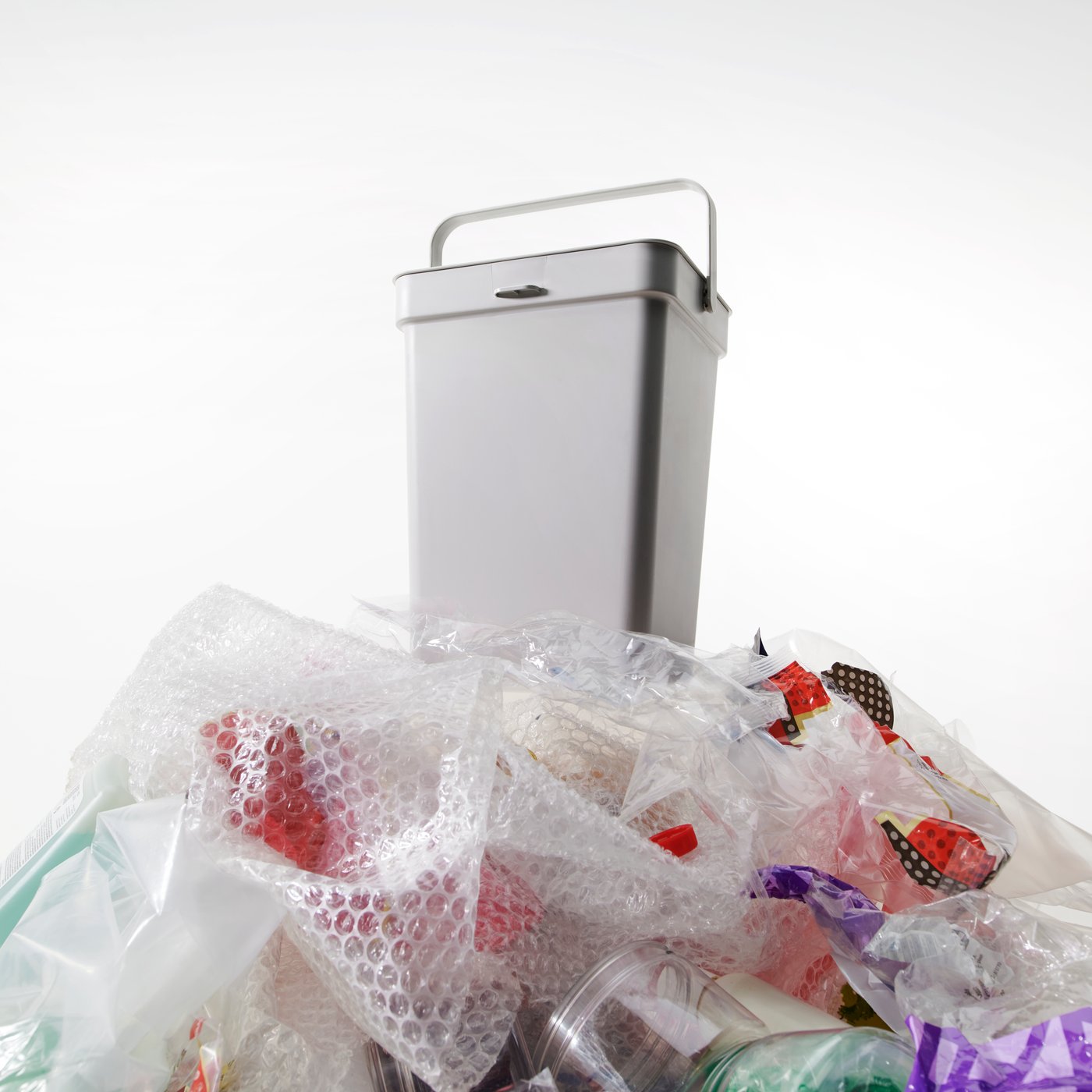 A light grey HÅLLBAR bin with lid