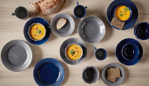 Un plato STRIMMIG de loza azul