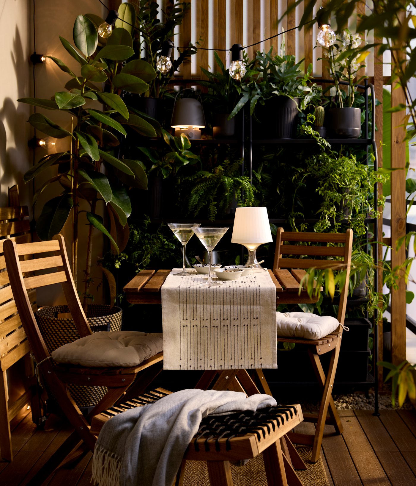 Een plastic LAMPAN LED lamp op tafel op een balkon