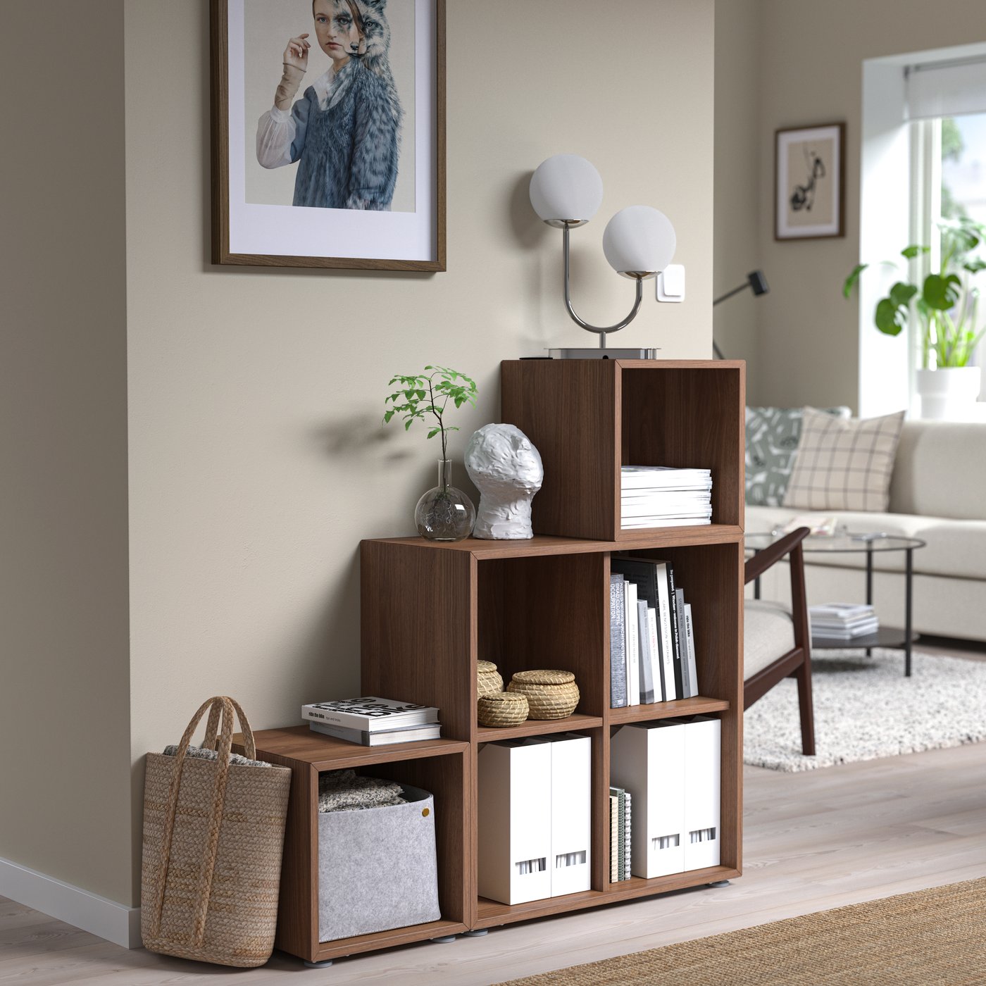 En trappformad hylla bestående av 6 EKET kubhyllor i valnöt.