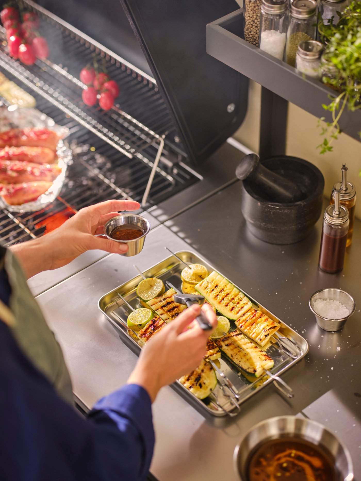 Verschiedenes Grillzubehör mit bereits gegrillten Leckereien.