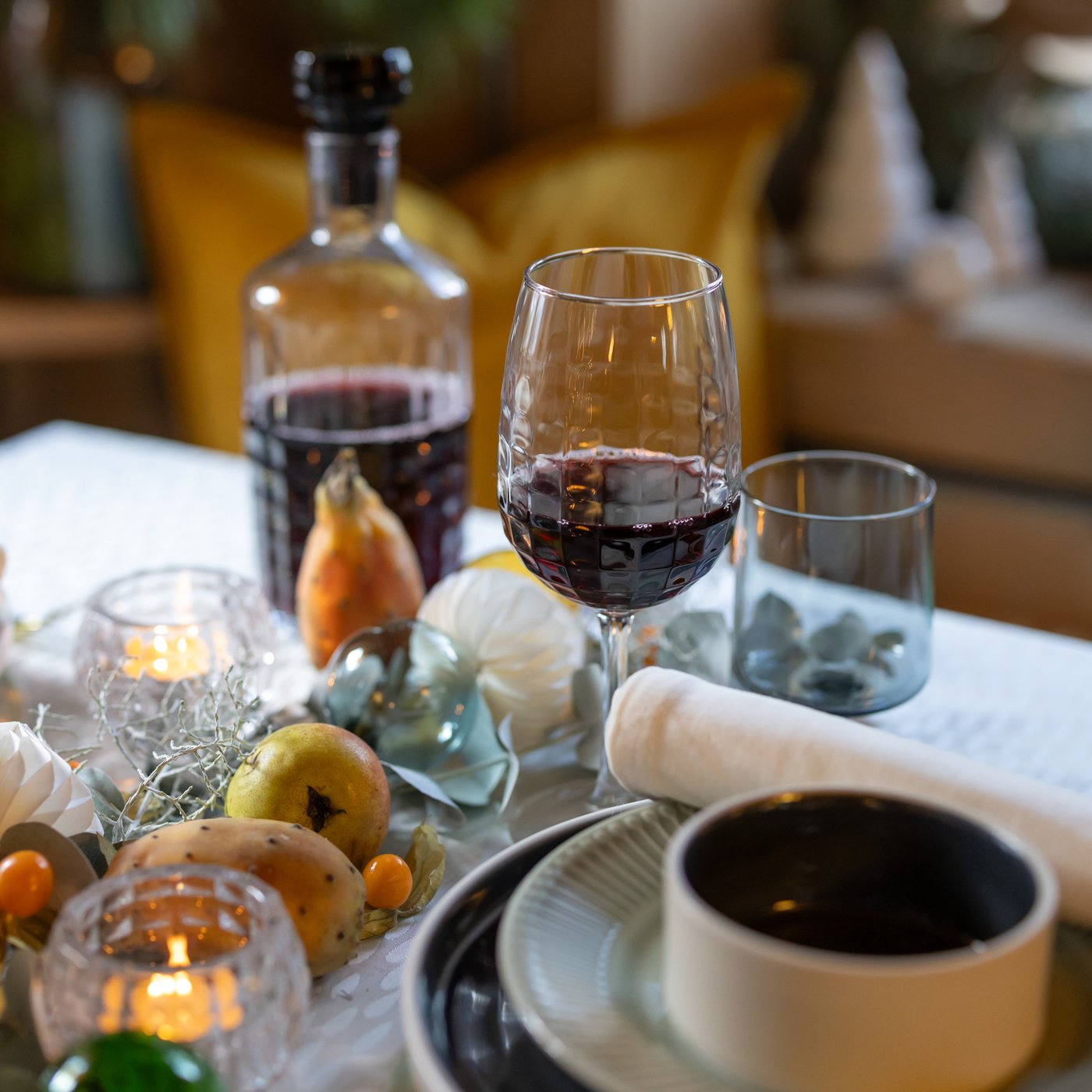 Ett vinglas och en karaff med kork.